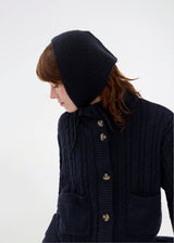 Josefine Vogt – bonnet & gloves. Josefinemd bonnet and gloves set is a stylish and practical duo made from recycled materials, perfect for cold days. The fingerless gloves and matching bonnet come in an elegant pouch with drawstring and logo.