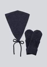 Josefine Vogt – bonnet & gloves. Josefinemd bonnet and gloves set is a stylish and practical duo made from recycled materials, perfect for cold days. The fingerless gloves and matching bonnet come in an elegant pouch with drawstring and logo.