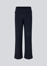 Blue cable-knit pants. The Josefinemd knit pants are soft, relaxed trousers with wide legs. Perfect for cozy days at home or long flights – a comfortable fit with a luxurious look.
Josefine Vogt (165 cm) and the model (177 cm) are both wearing size Small.