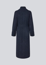Blue cable-knit long cardigan. The Josefinemd robe is a long cardigan featuring pockets and a tie belt. Perfect for cozy mornings and chilly winter days. Josefine Vogt (165 cm) and the model (177 cm) are both wearing size Small.