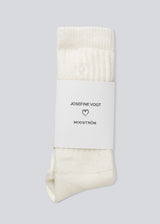 Modström x Josefine Vogt – White knitted Socks. Josefinemd socks are long, soft, and feature a subtle embroidered heart. Perfect for cozy moments at home or on the go. 