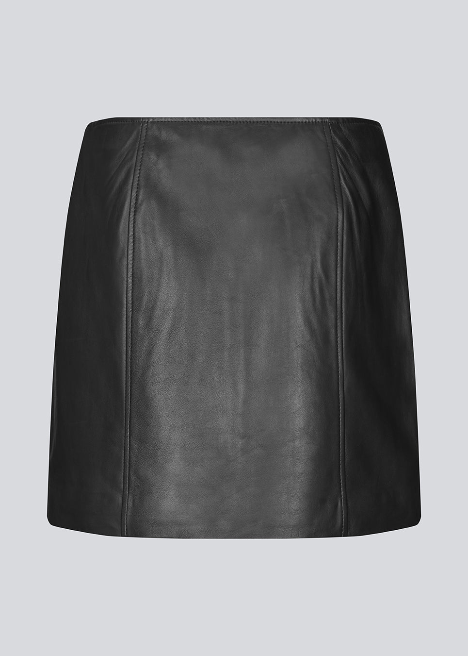 Short A-line skirt in lamb leather with a medium-high waist. IsmaelMD skirt has a hidden zipper in the side.