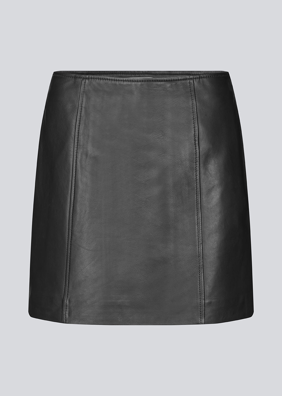 Short A-line skirt in lamb leather with a medium-high waist. IsmaelMD skirt has a hidden zipper in the side.