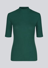 Short-sleeved t-shirt with a high neck. Krown t-shirt in the popular colour Bottle Green is in a nice rib quality and has a tight fit.