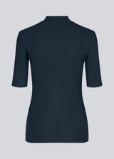 Short-sleeved t-shirt in navy blue with a high neck. Krown t-shirt is in a nice rib quality and has a tight fit. A must-have basic style in your wardrobe.