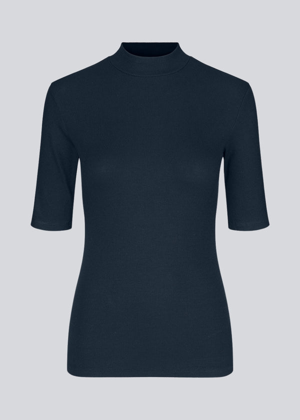 Short-sleeved t-shirt in navy blue with a high neck. Krown t-shirt is in a nice rib quality and has a tight fit. A must-have basic style in your wardrobe.