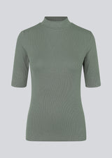 Short-sleeved t-shirt with a high neck. Krown t-shirt is in a nice rib quality and has a tight fit.