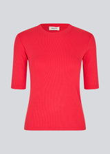 Short-sleeved red t-shirt in a rib material. KrownMD o-neck t-shirt has a tight fit and a round neck.
Material:
5% Elastane
95% LENZING™ ECOVERO™ Viscose