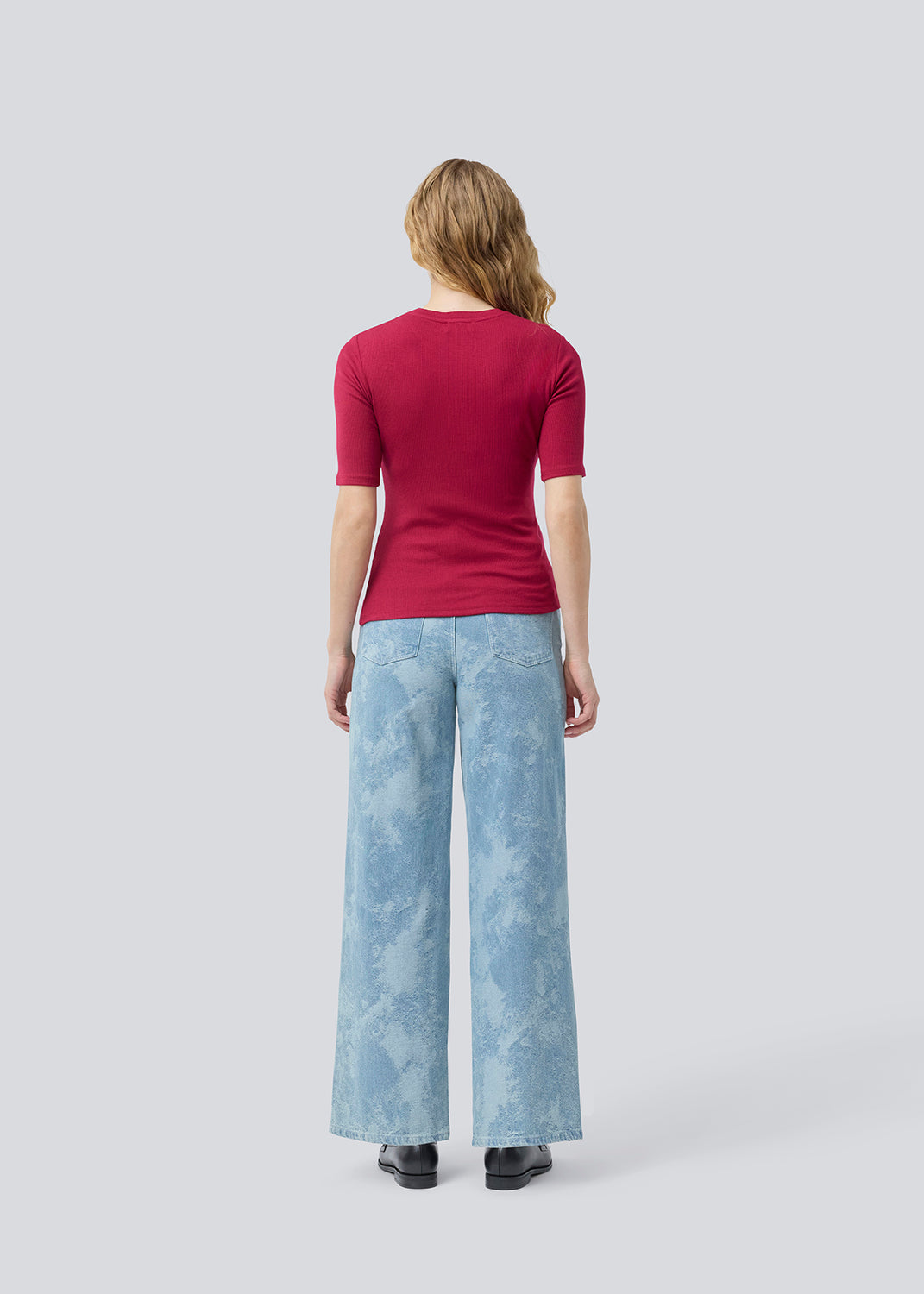 Short-sleeved t-shirt in a rib material. KrownMD o-neck t-shirt has a tight fit and a round neck. The model is 175 cm and wears a size s/36.