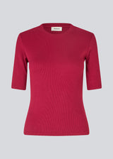 Short-sleeved t-shirt in a rib material. KrownMD o-neck t-shirt has a tight fit and a round neck. The model is 175 cm and wears a size s/36.