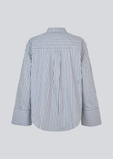 Classic shirt with an oversized fit. LaineyMD shirt has a chest pocket, button closure in front and wide sleeves with a slit. The model is 177 cm and wears a size S/36.