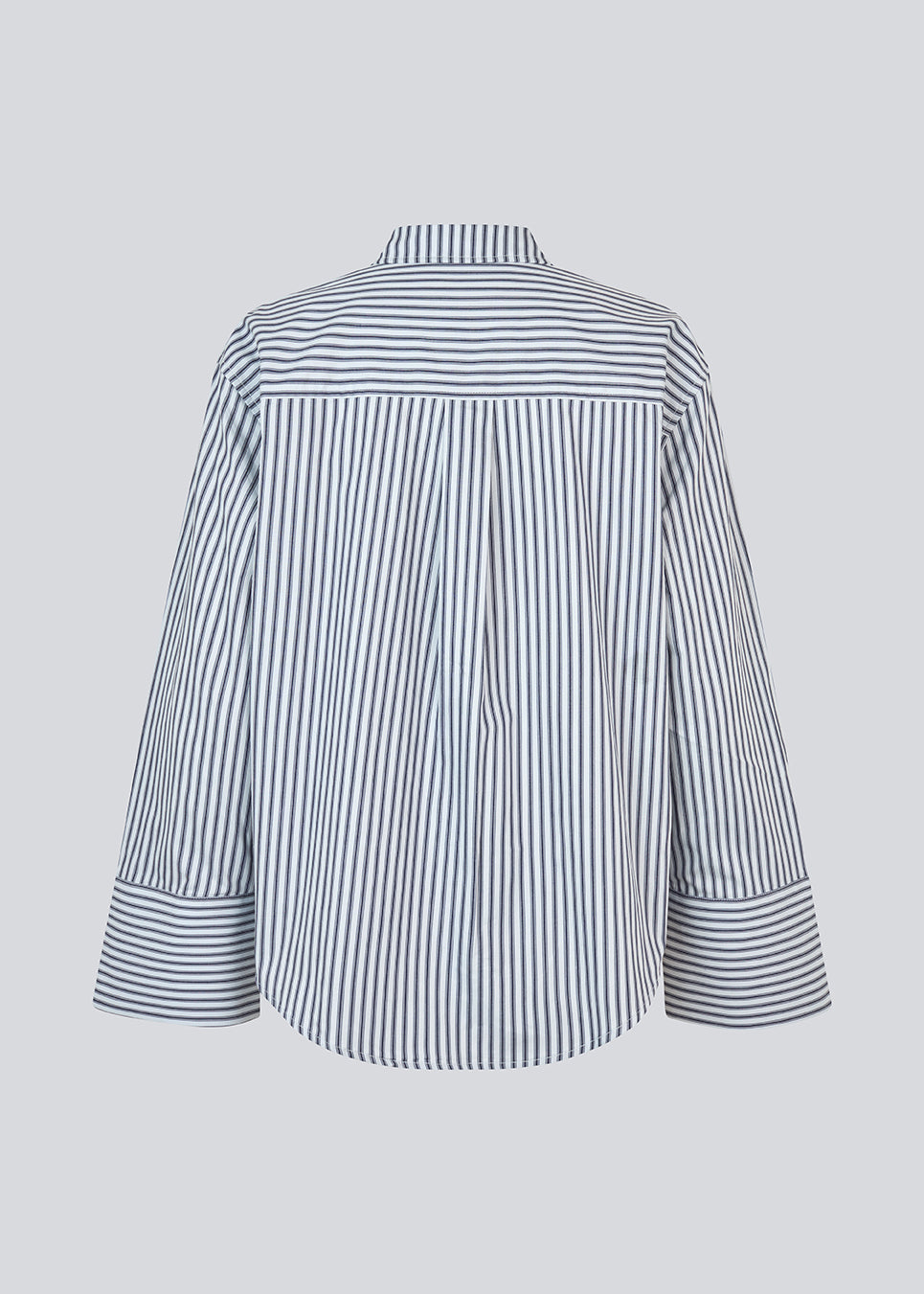 Classic shirt with an oversized fit. LaineyMD shirt has a chest pocket, button closure in front and wide sleeves with a slit. The model is 177 cm and wears a size S/36.