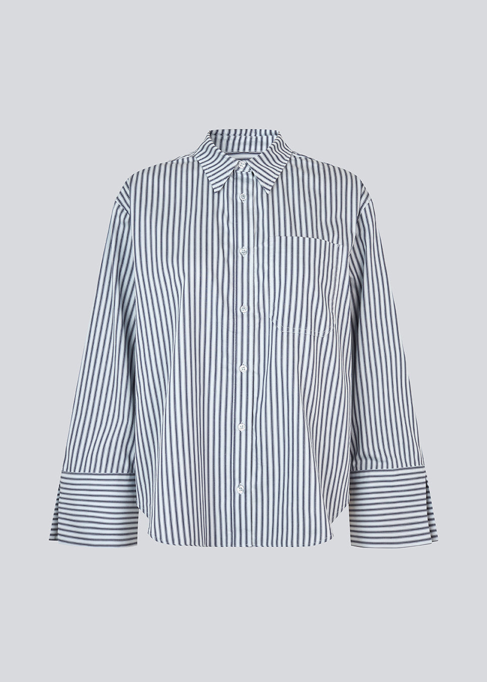 Classic shirt with an oversized fit. LaineyMD shirt has a chest pocket, button closure in front and wide sleeves with a slit. The model is 177 cm and wears a size S/36.