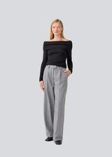 Off shoulder top in an elastic material. LillianMD off shoulder top is fitted and has long slim sleeves. The model is 177 cm and wears a size S/36.