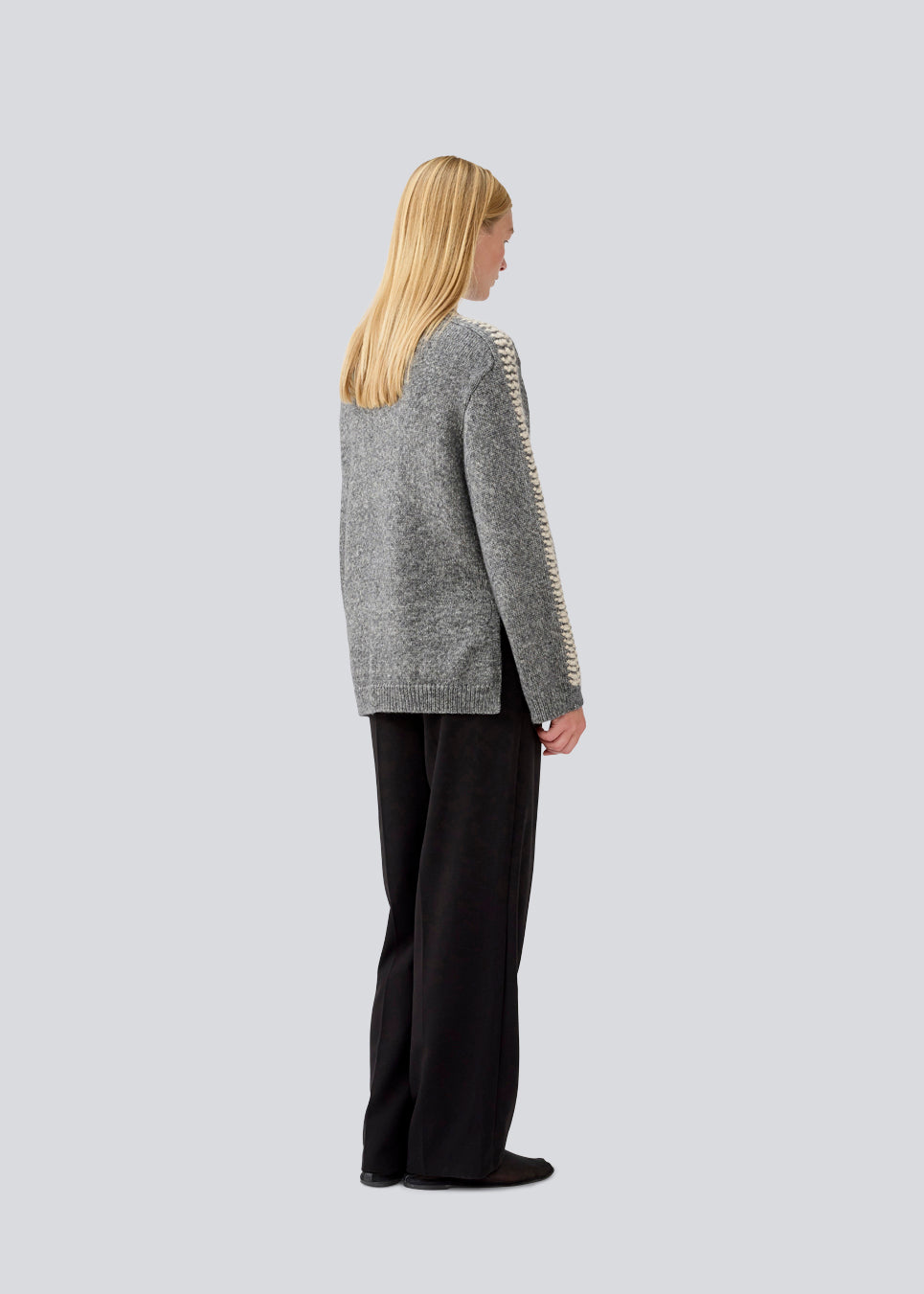 Soft knit in dark grey with beige stitching details on the sleeves. LineMD o-neck is made in plain jersey knit, has a round neck and loose fit. The model is 177 cm and wears a size S/36.