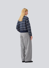 Oversized and striped knit with a round neck. LineusMD o-neck has long wide sleeves and dropped shoulders. The model is 177 cm and wears a size S/36.
