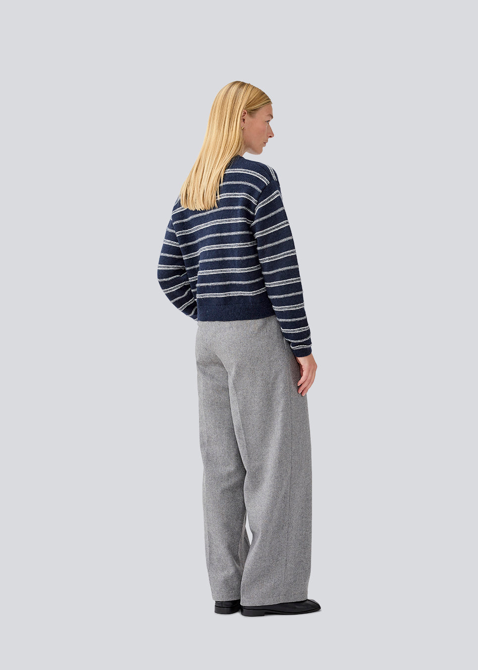 Oversized and striped knit with a round neck. LineusMD o-neck has long wide sleeves and dropped shoulders. The model is 177 cm and wears a size S/36.