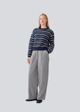 Oversized and striped knit with a round neck. LineusMD o-neck has long wide sleeves and dropped shoulders. The model is 177 cm and wears a size S/36.