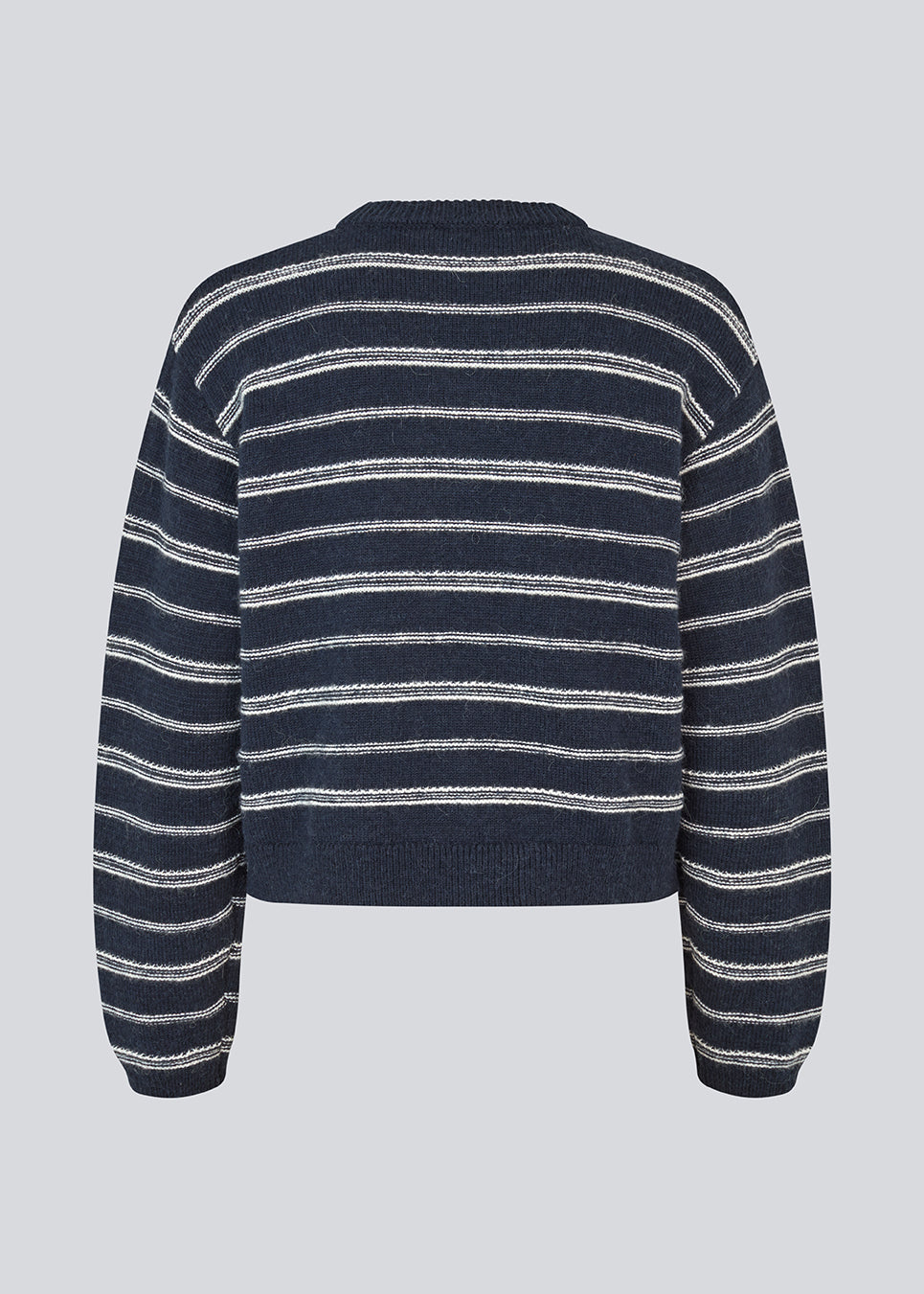 Oversized and striped knit with a round neck. LineusMD o-neck has long wide sleeves and dropped shoulders. The model is 177 cm and wears a size S/36.