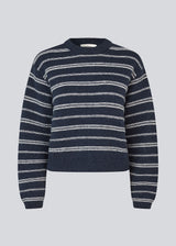 Oversized and striped knit with a round neck. LineusMD o-neck has long wide sleeves and dropped shoulders. The model is 177 cm and wears a size S/36.