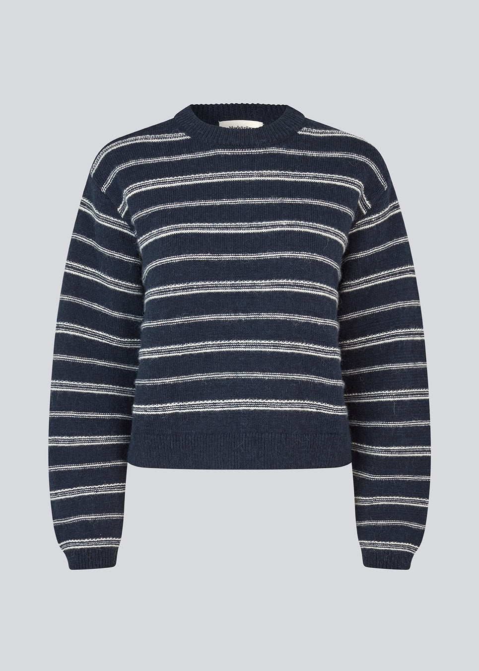 Oversized and striped knit with a round neck. LineusMD o-neck has long wide sleeves and dropped shoulders. The model is 177 cm and wears a size S/36.