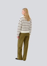 Oversized and striped knit with a round neck. LineusMD o-neck has long wide sleeves and dropped shoulders. The model is 177 cm and wears a size S/36.