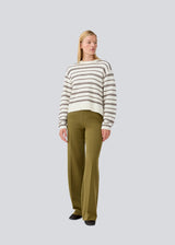 Oversized and striped knit with a round neck. LineusMD o-neck has long wide sleeves and dropped shoulders. The model is 177 cm and wears a size S/36.
