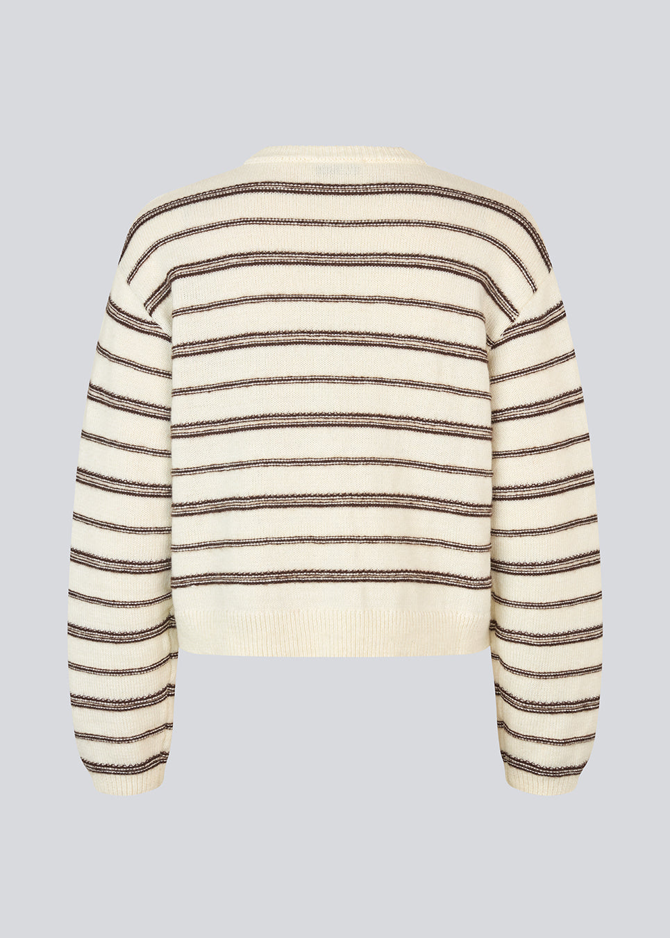 Oversized and striped knit with a round neck. LineusMD o-neck has long wide sleeves and dropped shoulders. The model is 177 cm and wears a size S/36.