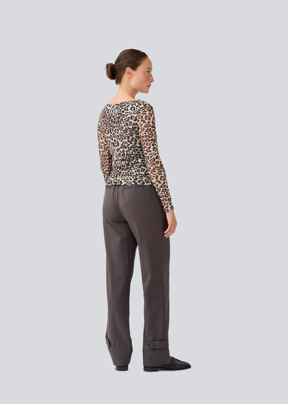 GwenMD top is a tight-fitted mesh top in leo print and gatherings in front. The top has a wide neckline and long sleeves, that are slightly more transparent than the body. 