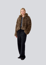 Jacket in a dark brown color with a high neck in fake fur. LouisaMD jacket is slighly cropped, has sidepockets and is cloused with hooks in front.