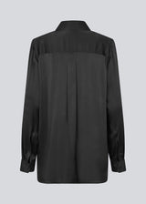 Black long sleeveless shirt in satin. LucillaMD long dress has a v-neck and a scarf at the neck.
