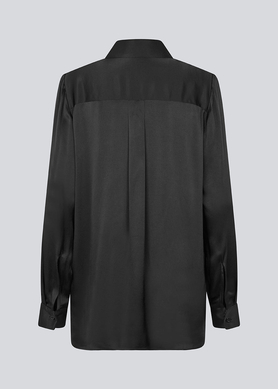 Black long sleeveless shirt in satin. LucillaMD long dress has a v-neck and a scarf at the neck.