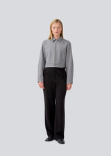 Black suitpants with a tieband at the waist. LykkeMD pants has a zipper, side pockets and paspoil back pockets. The model is 177 cm and wears a size S/36.