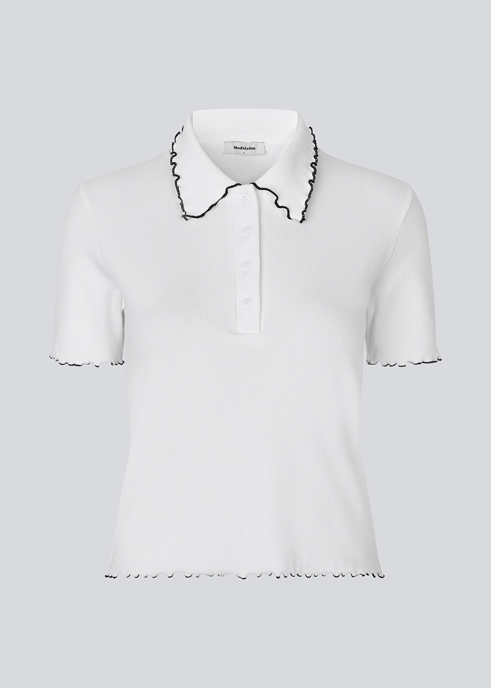 Fitted polo t-shirt in white with black edges in jersey. MagdaloneMD polo has short sleeves and babylock edges. The model is 177 cm and wears a size S/36