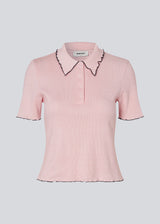 Fitted polo in jersey in soft pink. MagdaloneMD polo has short sleeves and babylock edges. 