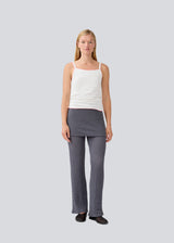 Fitted top in cotton. MaisyMD top has thin straps and scalloped edges in a contrast color.