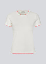 Fitted t-shirt with short sleeves in cotton. MaisyMD t-shirt has a round neck and scalloped edges in a contrast color.
