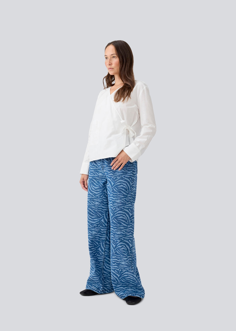 Longsleeved shirt with a wrap detail. MalleMD shirt has a pocket in front, wide sleeves and is closed with a tieband in the side.