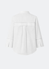 Oversize hvid skjorte med broderie anglaise detaljer. MallenMD shirt har brede ærmer med slids, skjorte krave og knappelukning fortil.