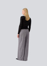 Suit pants with an asymmetrical closure detail. MalouMD pants has sidepocket, a high waist and wide legs.