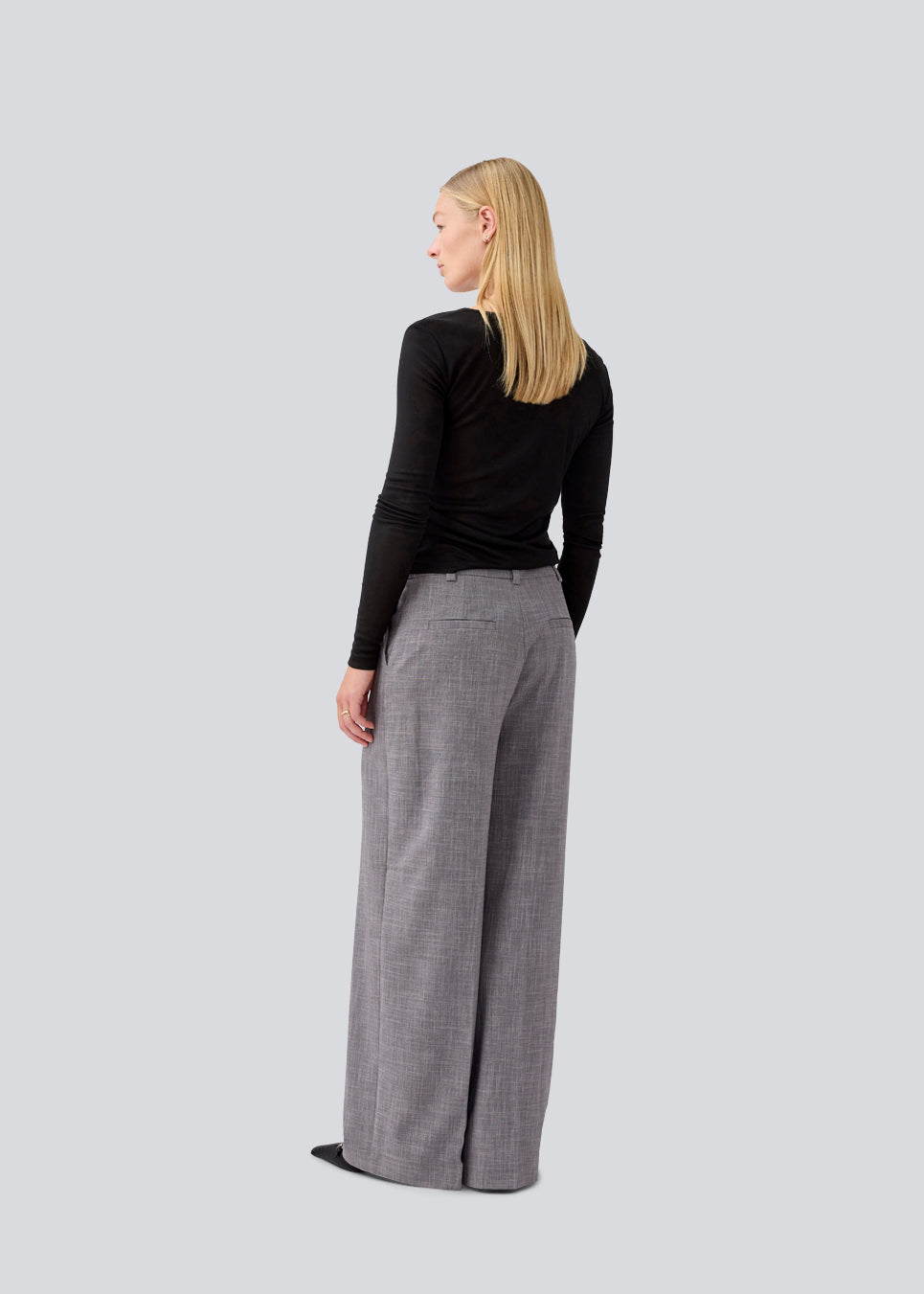 Suit pants with an asymmetrical closure detail. MalouMD pants has sidepocket, a high waist and wide legs.