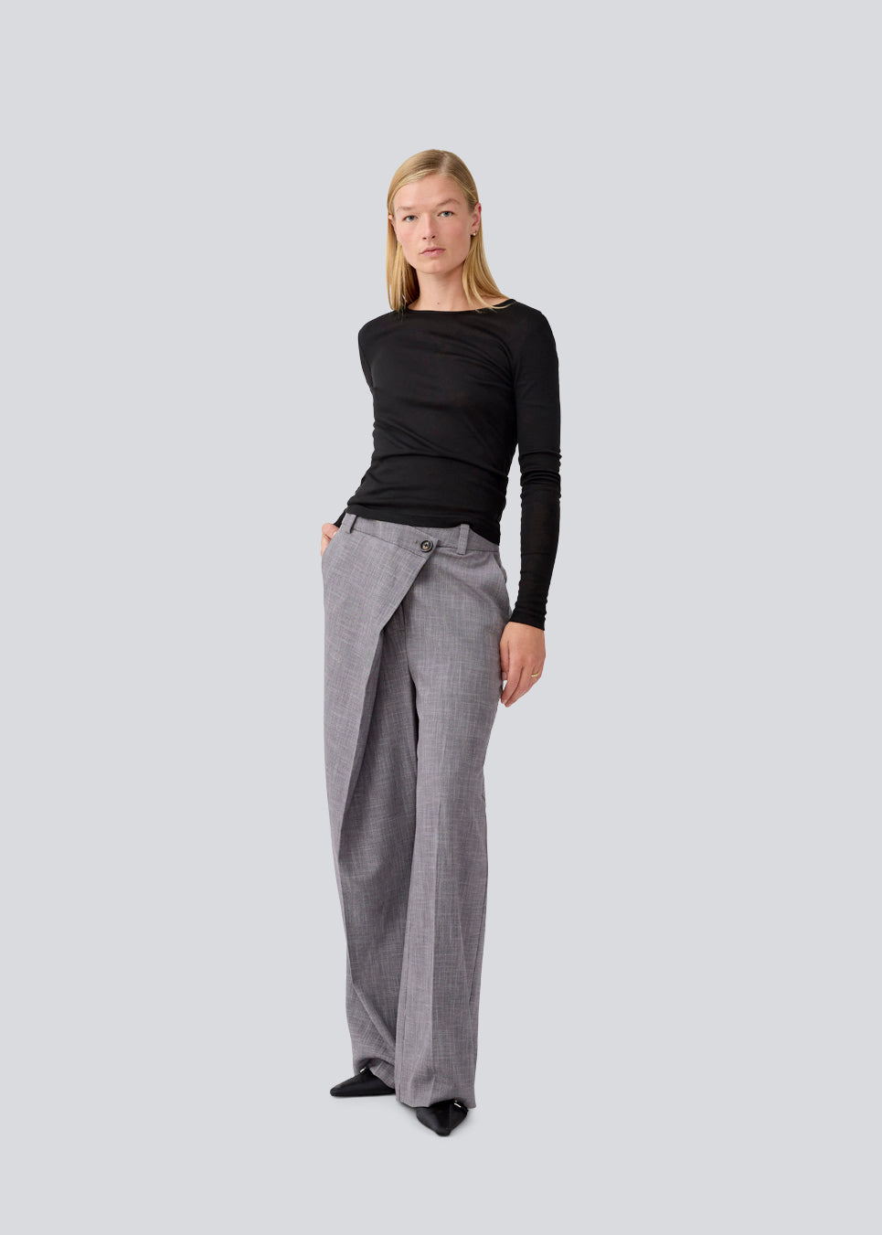 Suit pants with an asymmetrical closure detail. MalouMD pants has sidepocket, a high waist and wide legs.