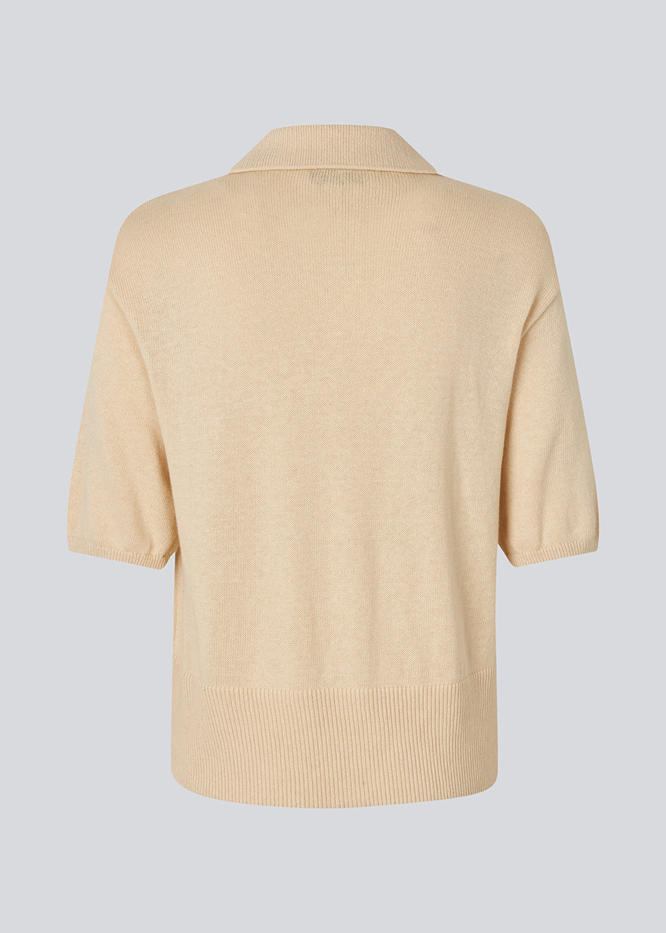 Soft knitted polo in 100% cotton. MalvaMD SS polo has short sleeves and a placket with 4 buttons. 