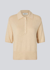 Soft knitted polo in 100% cotton. MalvaMD SS polo has short sleeves and a placket with 4 buttons. 