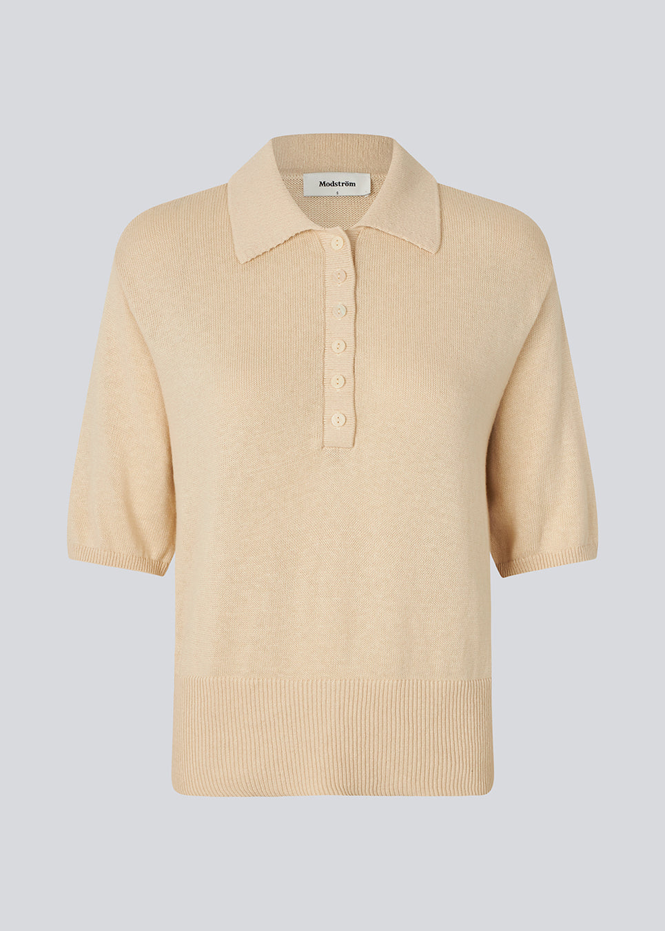 Soft knitted polo in 100% cotton. MalvaMD SS polo has short sleeves and a placket with 4 buttons. 