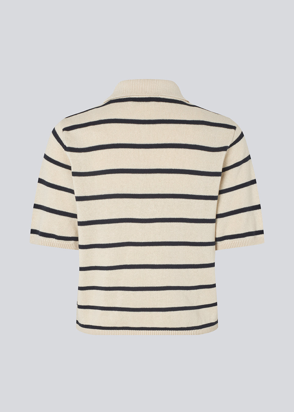 Soft knitted polo in plain jersey knit. MalvaMD stripe polo has a collar and a buttonclosure in front and short sleeves.