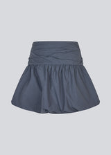 Short skirt in dark blue with a balloon effect. MargotMD poplin skirt has an invisible zipper in the side.
