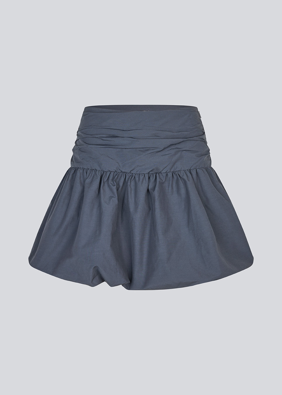 Short skirt in dark blue with a balloon effect. MargotMD poplin skirt has an invisible zipper in the side.