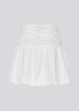 Short skirt in white with a balloon effect. MargotMD poplin skirt has an invisible zipper on the side. 