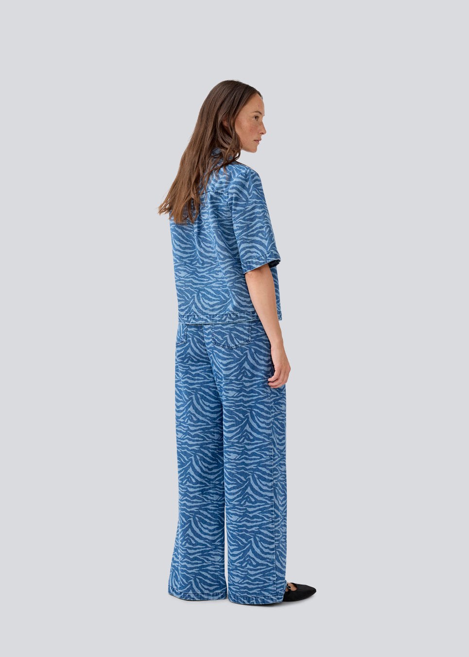 Shortsleeves shirt in denim. MaseMD print SS shirt has a loose fit, cheast pocket and a button closure in front. The model is 177 cm and wears a size S/36.
